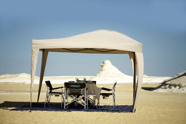 Picknick unter freiem Himmel mitten in der westlichen Wüste Ägyptens